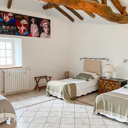 Prázdninový dům Nice In With 3 Bedrooms, Wifi And Outdoor Swimming Pool